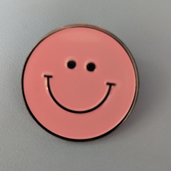 Smiley Face Enamel Pin - Picture 1 of 1
